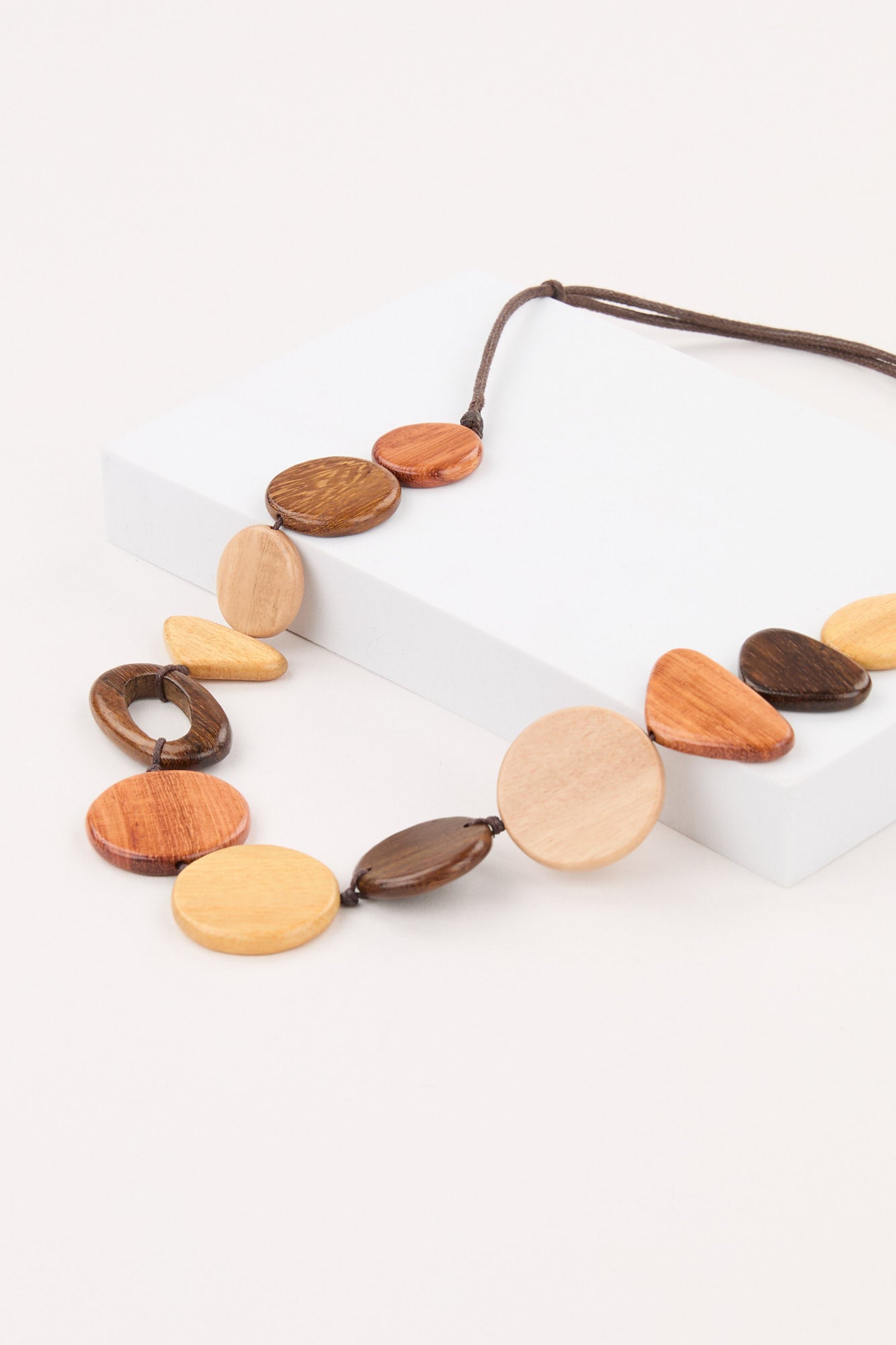 GABIN WOODEN NECKLACE